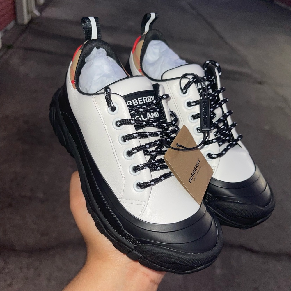 Burberry lil kids shoes